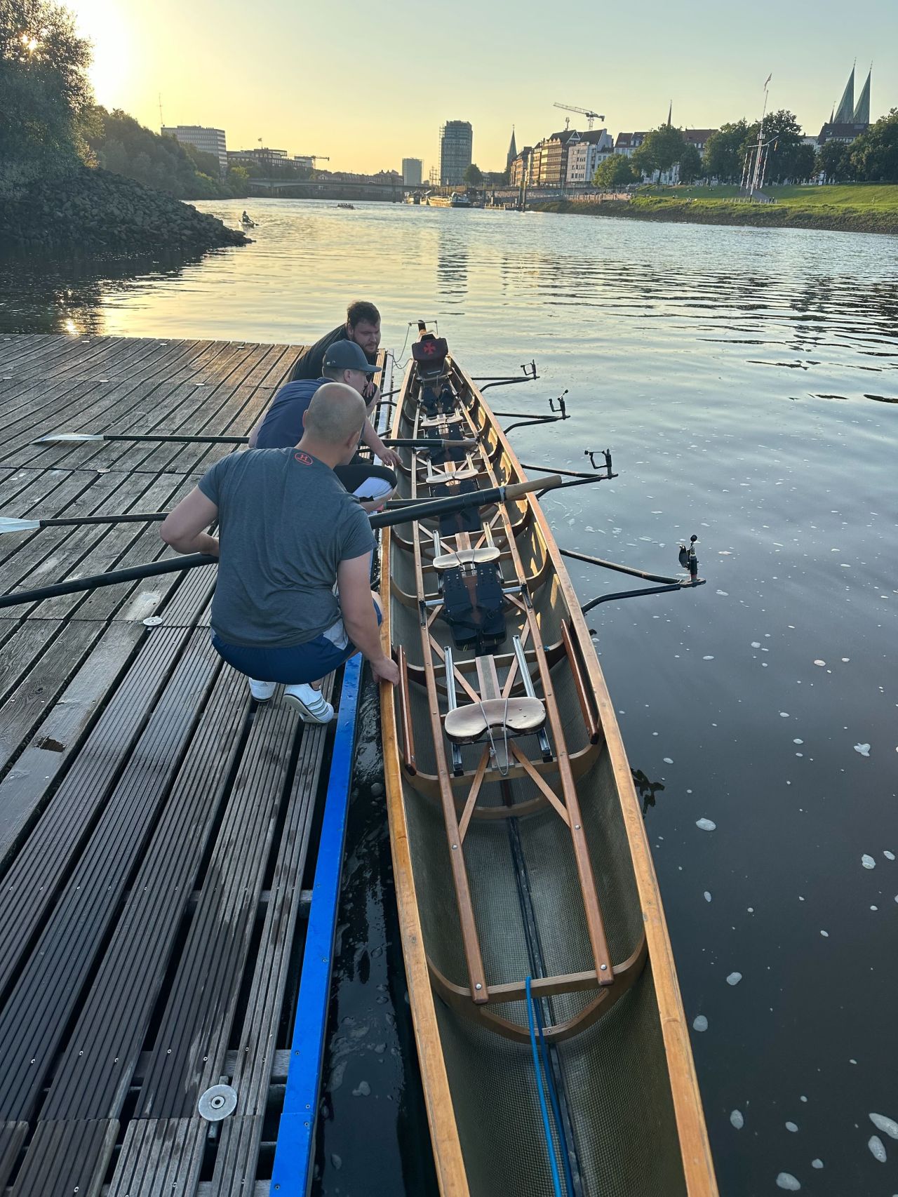 Firmenrudertag 2024 CONVELOP Wir lassen für das Training unser Ruderboot am Steg zu Wasser.
